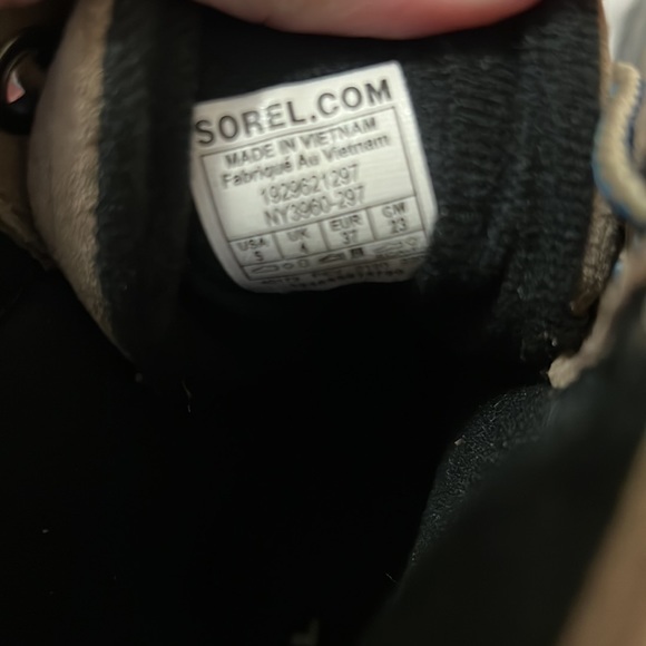 Sorel big Kids size 5 waterproof boots. - Picture 3 of 8